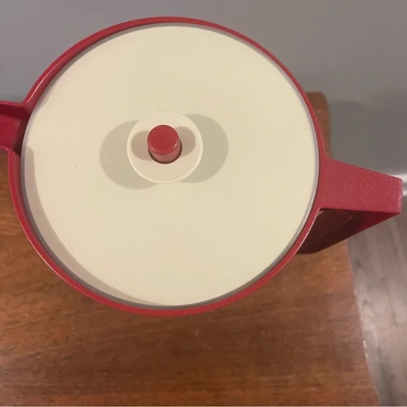 Tupperware Gallon Pitcher With Lid - Picture 6 of 10